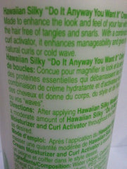 Hawaiian Silky Crème Activateur, texture crémeuse pour hydratation légère et boucles définies.
