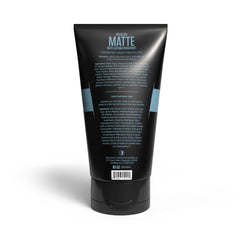 Texture mate en gros plan sur le cuir chevelu avec HeadLube Matte