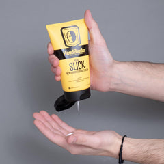 Application HeadSlick sur le cuir chevelu avec sensation mentholée.