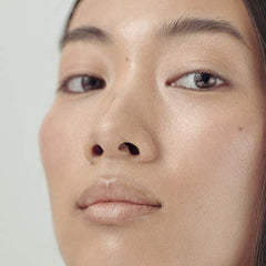 Application de la teinte lèvres Bare sur les lèvres pour un look discret