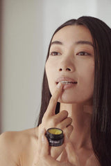 Emballage luxueux au design scandinave du baume Henné Organics.