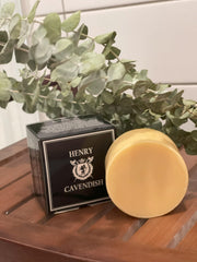 Savon Himalaya Henry Cavendish – texture crémeuse prête la peau au rasage.