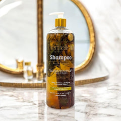 Fragments de romarin visibles dans Herbalista Viral Shampoo, soin nourrissant.