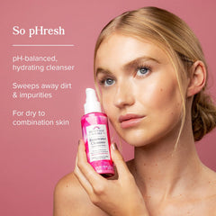 Texture lait du Rosewater Cleanser, hydratation légère pour peau douce.