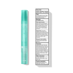 Gel translucide Hero Cosmetics appliqué sur imperfection pour ciblage local.