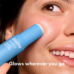 Joues lumineuses avec le baume-lueur, fini éclatant et peau lisse