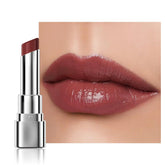Baume HHLTOH avec teinte rose profond sur les lèvres, look naturel.