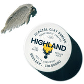Highland Glacial Hair Clay Pomade sur flacon aluminium pour un style naturel.