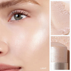 HINCE True Dimension Radiance Balm agit comme blush crème pour un teint naturel et frais.