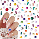 Hinzic strass cœur sur ongles, design romantique et lumineux.