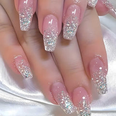 Ongles Hkanlre bling longs avec paillettes pour une soirée glamour.