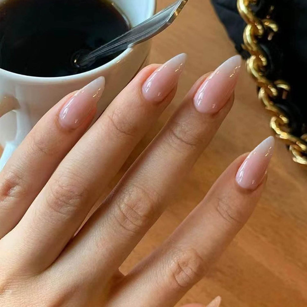 Ongles coffins bling nude Hkanlre avec finition brillante et gradient subtil.