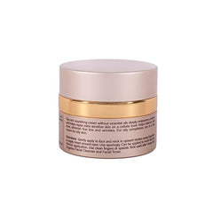 Honey Girl Organics Crème Nuit Extra Sensible appliquée sur le visage pour une douceur nocturne.