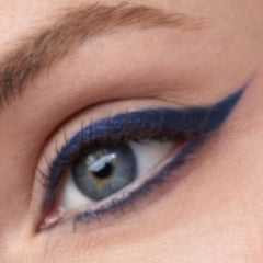 Couleur bleu nuit matte de Honeybee Gardens, pigment profond et longue tenue.