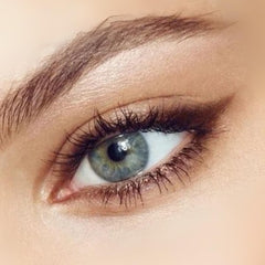 Honeybee Gardens eyeliner chocolat belge – longue tenue sans bavures tout au long de la journée.