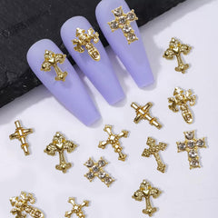 Détails métalliques 3D et strass brillants pour un style audacieux.