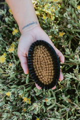 Brosse HOT HAVEN dédiée à l’exfoliation pour une peau plus lisse.