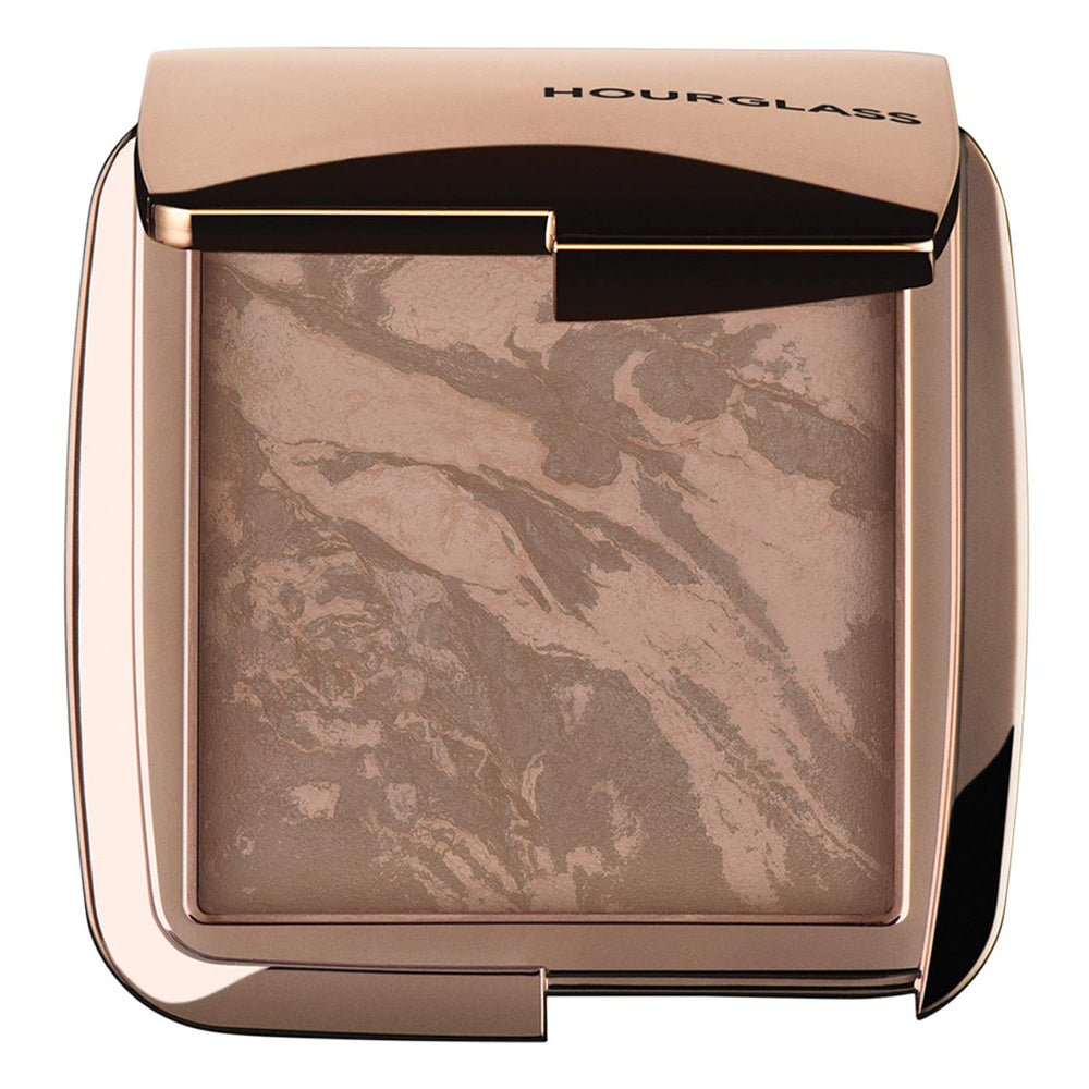 Hourglass Ambient Lighting Bronzer Nude Bronze Light, swatch lumineux pour un éclat naturel.