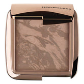 Hourglass Ambient Lighting Bronzer Nude Bronze Light, swatch lumineux pour un éclat naturel.