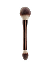 Hourglass Veil Powder – brosse double-face: application précise et finition lisse pour un teint uniforme.