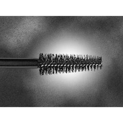 Hourglass Caution Extreme Lash Mascara, saturation racine-a-pointe pour une définition maximale.
