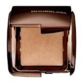 Hourglass Mini Poudre de finition lumineuse, lumière douce, pour un teint naturel.