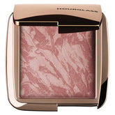 Hourglass Mood Exposure, poudre-blush-vibrante, offre un éclat naturel et multidimensionnel sur les joues.