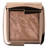 Hourglass bronzer d’éclairage ambiant lumineux sur la peau
