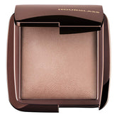 Hourglass Dim Light - poudre de finition ambiante au rendu lisse et lumineux.