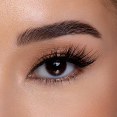 House of Lashes Midnight Demi – regard fox-eye grâce à l’effet volumisant des fibres.