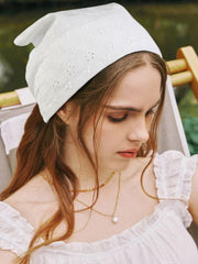 Huachi bandana-cheveux blanc motif, accessoire polyvalent pour diverses coiffures.