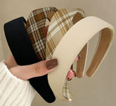 Huachi Bandeau noir – style 70s chic avec maintien confortable sans glissement.
