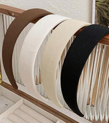 Bandeau Huachi blanc non glissant pour un look frais et élégant.