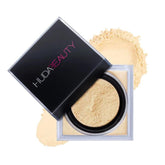Poudre libre Huda Easy Bake Banane Pain, texture légère pour fixation longue durée.