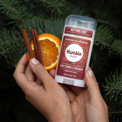 Humble Encens et Sapin – parfum boisé et réconfortant.