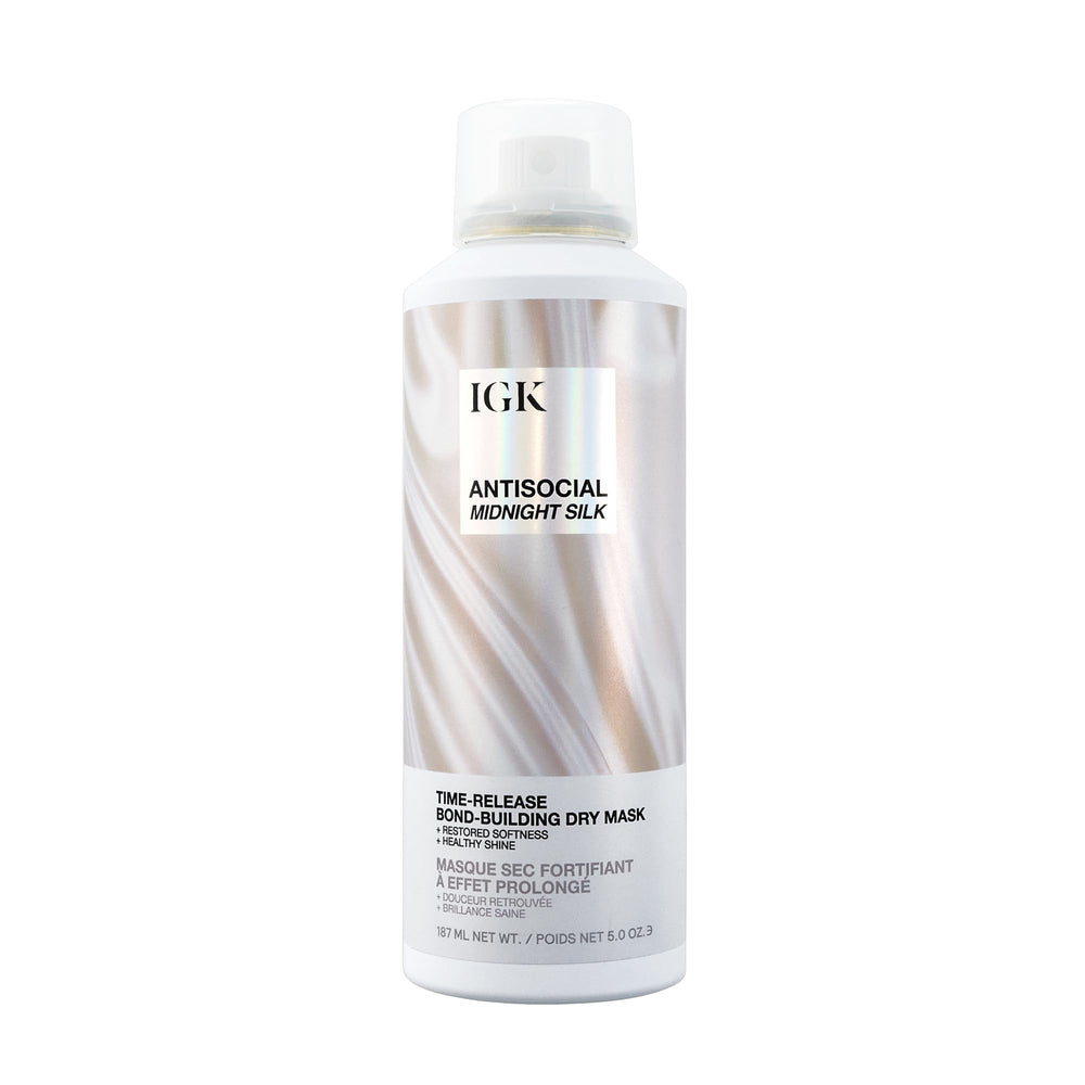 IGK Antisocial spray sans rinçage sur cheveux secs pour hydratation rapide et brillance.