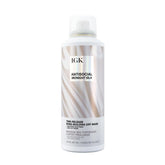 IGK Antisocial spray sans rinçage sur cheveux secs pour hydratation rapide et brillance.