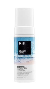 IGK Beach Club: bouteille lumineuse évoquant brillance et hydratation légère.