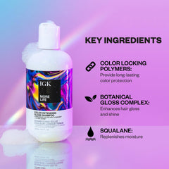 IGK More Life: main appliquant le shampoing dans une routine douce.