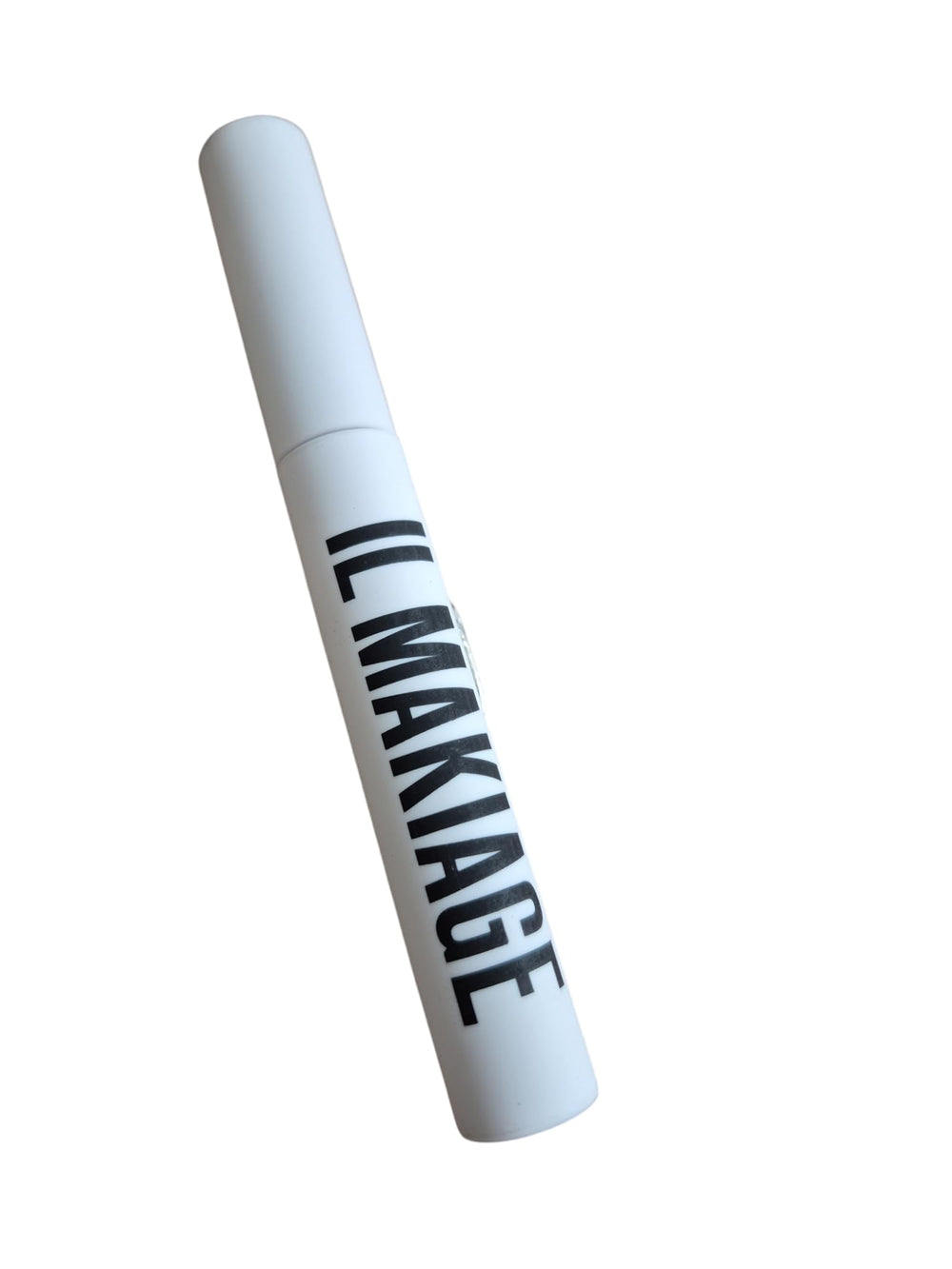 IL MAKIAGE Black Card Mascara Loft – boucles et longueur visibles pour un regard intensifié.