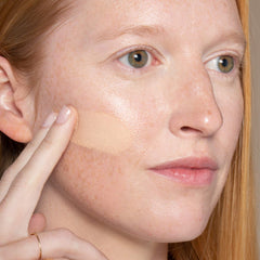 ILIA True Skin Serum Foundation — swatch montrant le rendu modulable.