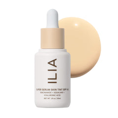 ILIA Super Serum Skin Tint SPF 40 – bouteille élégante avec fini léger et hydratant.