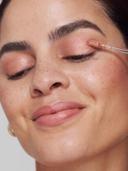 Effet métallique discret sur les paupières, pour un look sophistiqué.