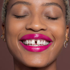 Application précise avec l'applicateur ILIA Color Block Lipstick.