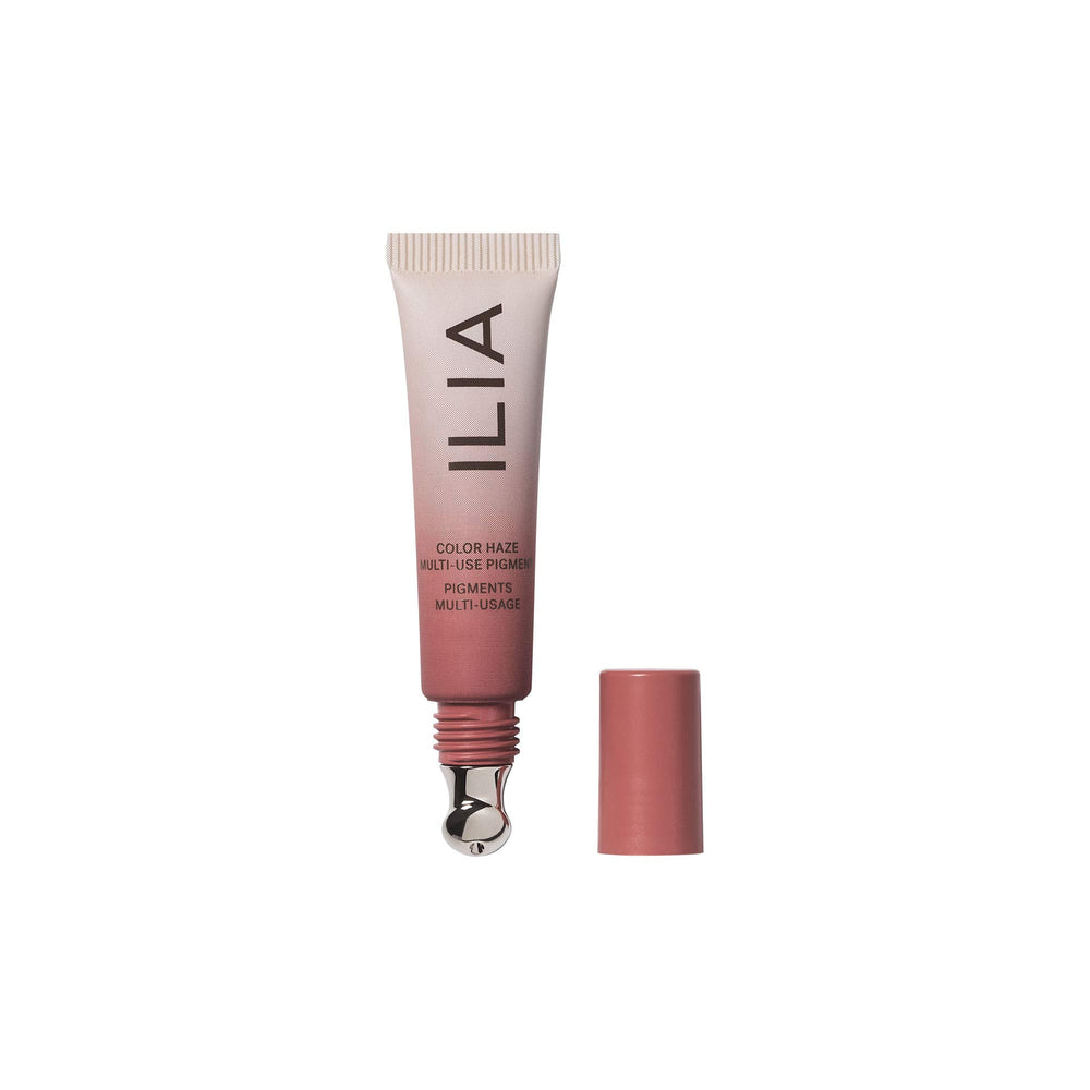 ILIA Color Haze—texture crème-nourrissante sur les joues pour un éclat naturel.