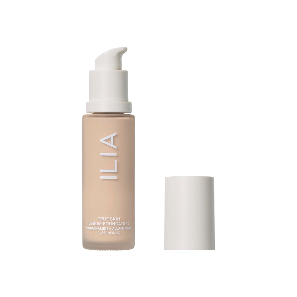 ILIA True Skin Serum Foundation — bouteille élégante et facile à transporter.