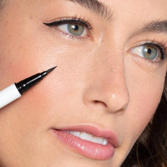 ILIA liner liquide résistant à l'eau pour un regard durable.