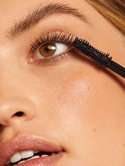 ILIA Mascara Volume Plein – sans bavure pour une tenue nette.