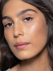 ILIA Multi-Stick Dans la Ville Bronze Perle apporte chaleur et éclat naturel.
