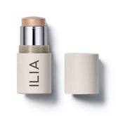 ILIA Multi-Stick Stella par Starlight sur les lèvres et les joues pour un éclat rosé naturel.